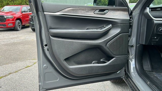 2027 Jeep Grand Cherokee Laredo Altitude
