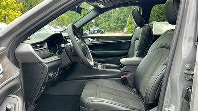 2027 Jeep Grand Cherokee Laredo Altitude