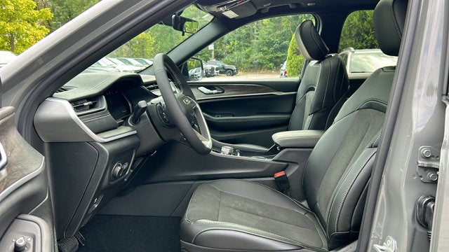 2027 Jeep Grand Cherokee Laredo Altitude