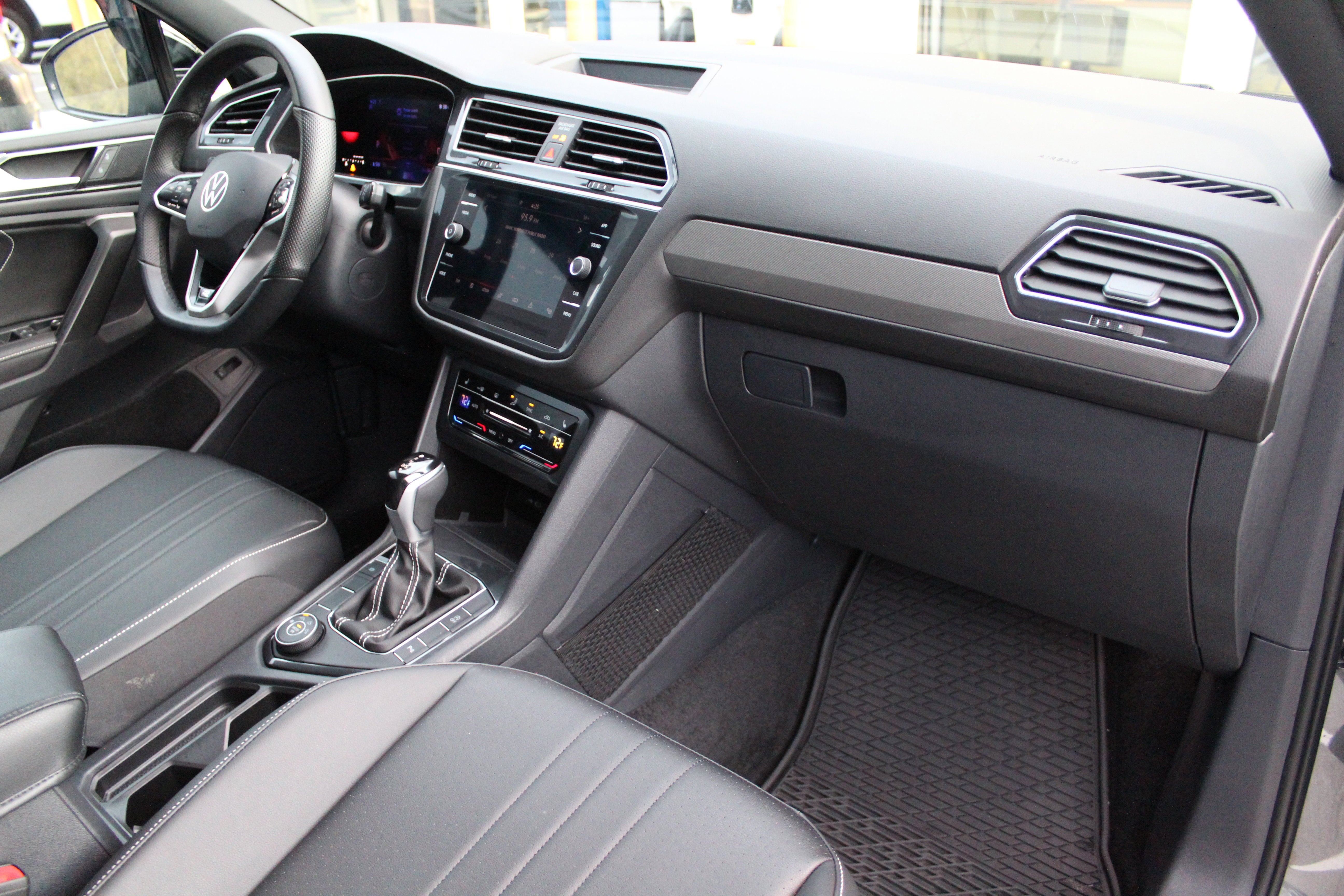 2024 Volkswagen Tiguan SE R-Line Black